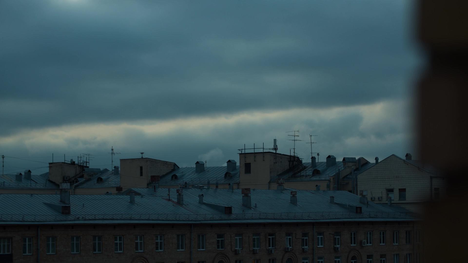 乌云天空在城市周围的背景视频的预览图