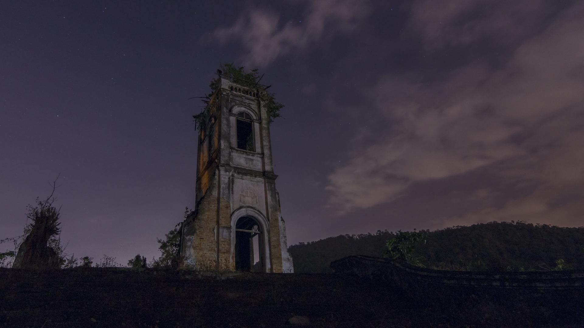 午夜在破旧的教堂过夜视频的预览图