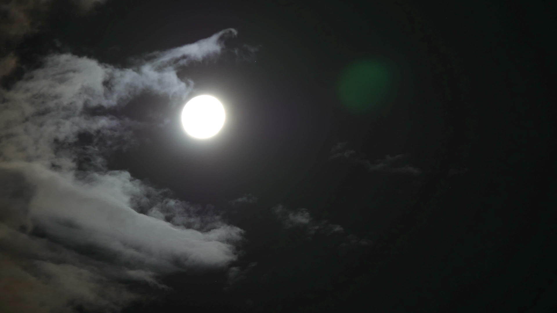 满月夜云4k视频的预览图
