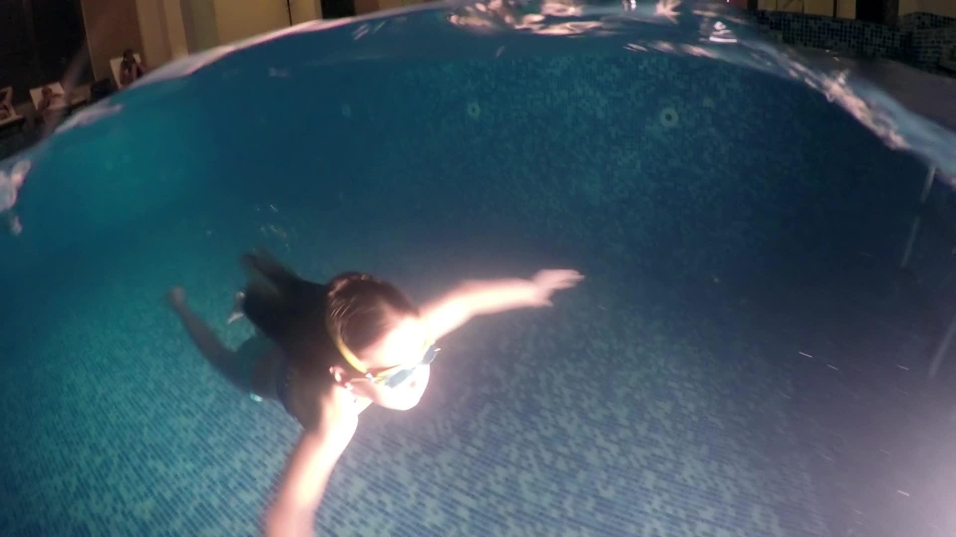小女孩在室内暗泳池游泳视频的预览图
