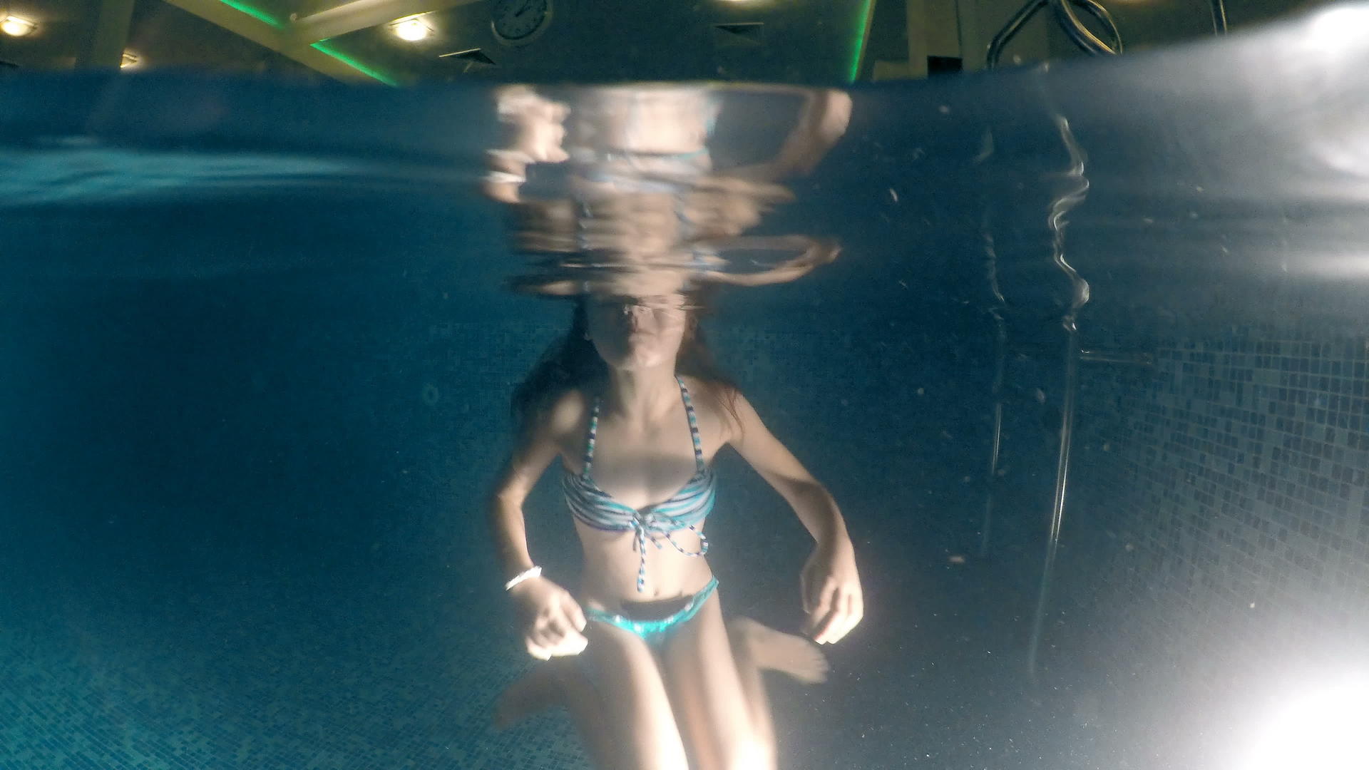 在室内游泳池快乐地游泳戈普罗圆顶拍摄的球视频的预览图