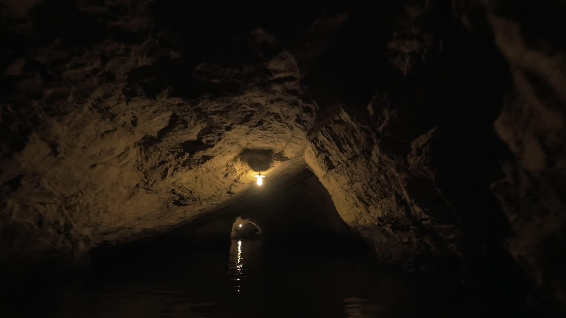 乘船穿过黑暗的洞穴系统神秘的维特南自然氛围视频的预览图