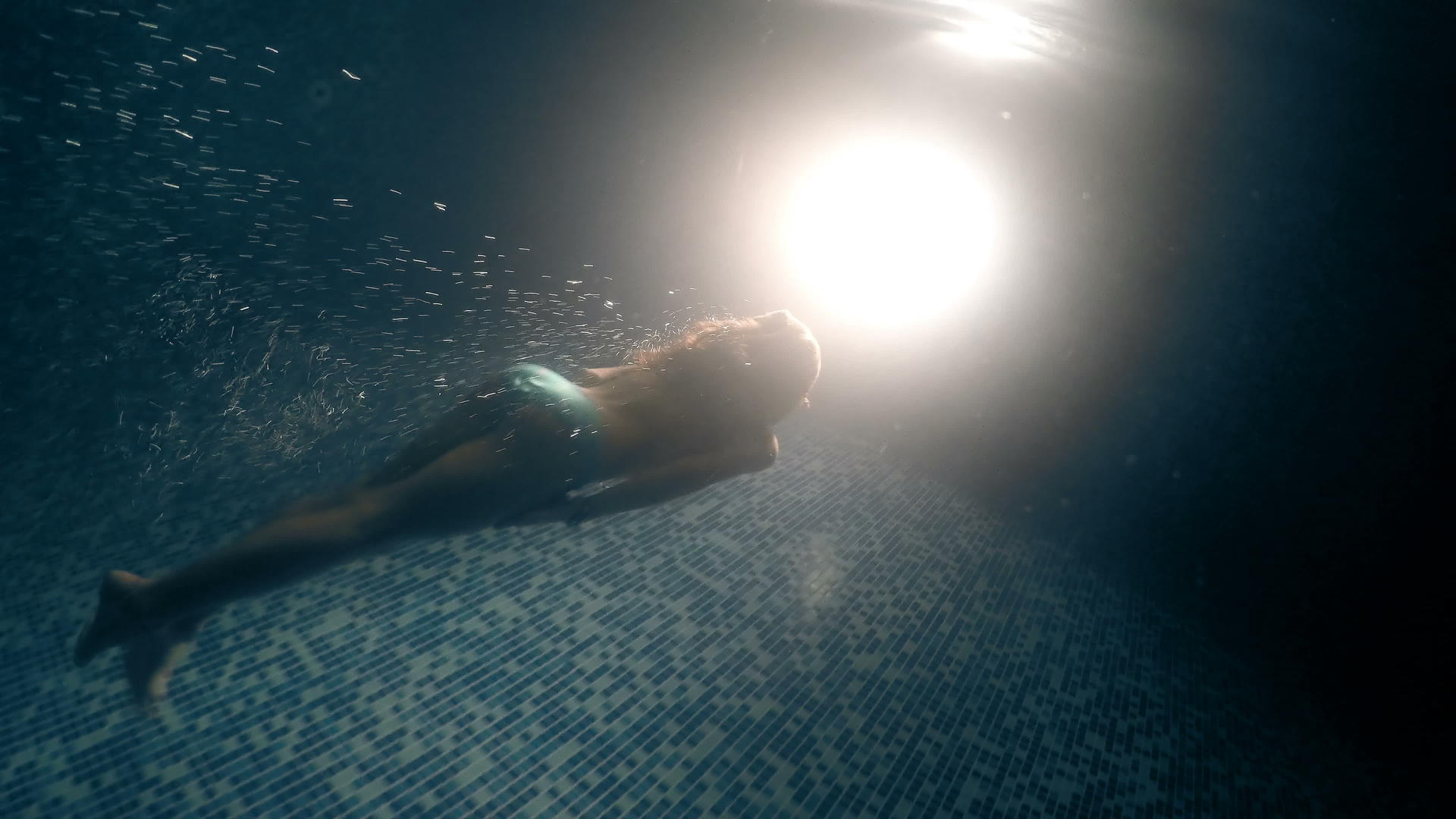 女性在游泳池下游泳视频的预览图