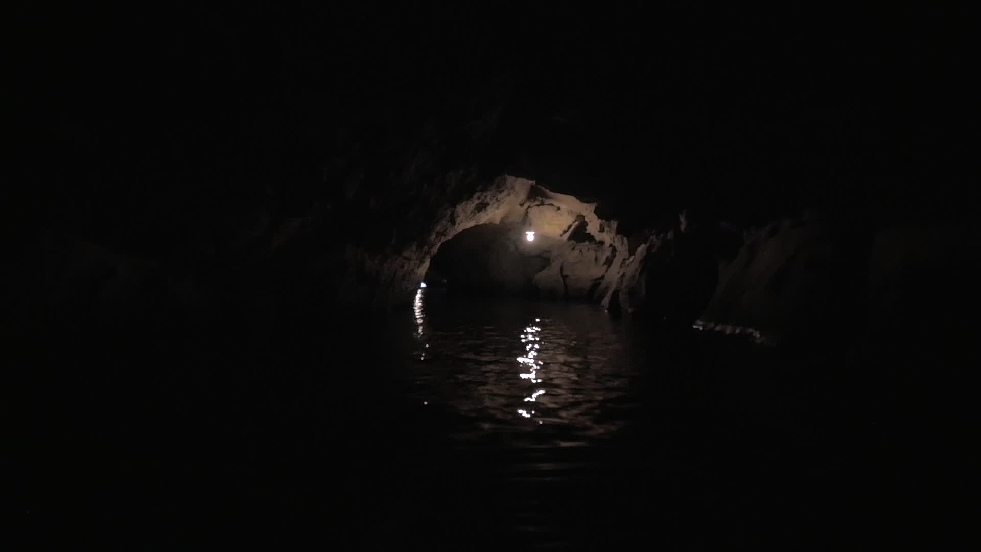 游客巡航穿越黑暗洞穴系统视频的预览图
