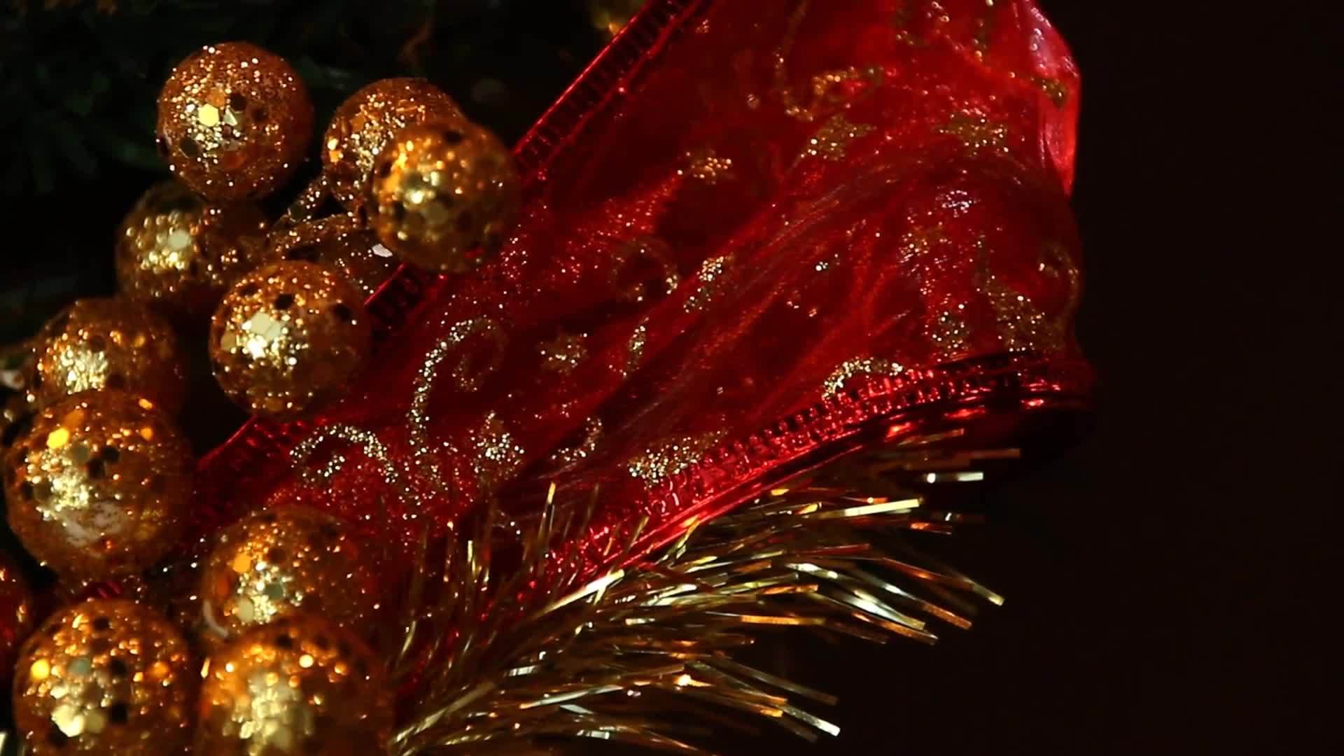 圣诞灯和黄金装饰品的融合视频的预览图