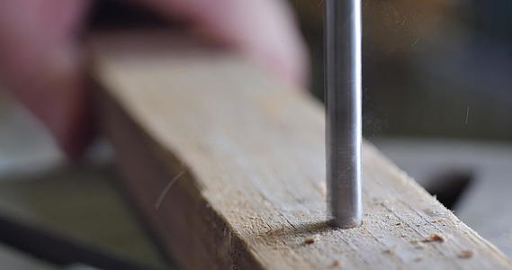 用电动工具在再生木材手工木制家具上钻孔视频的预览图