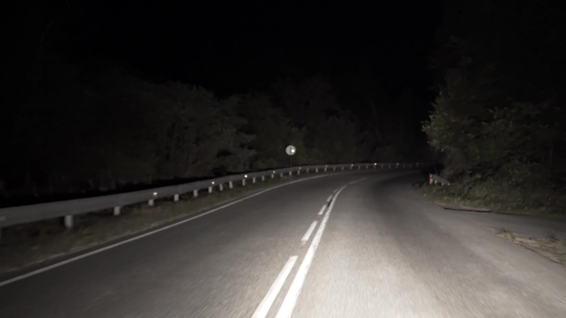 晚上在路上开车视频的预览图