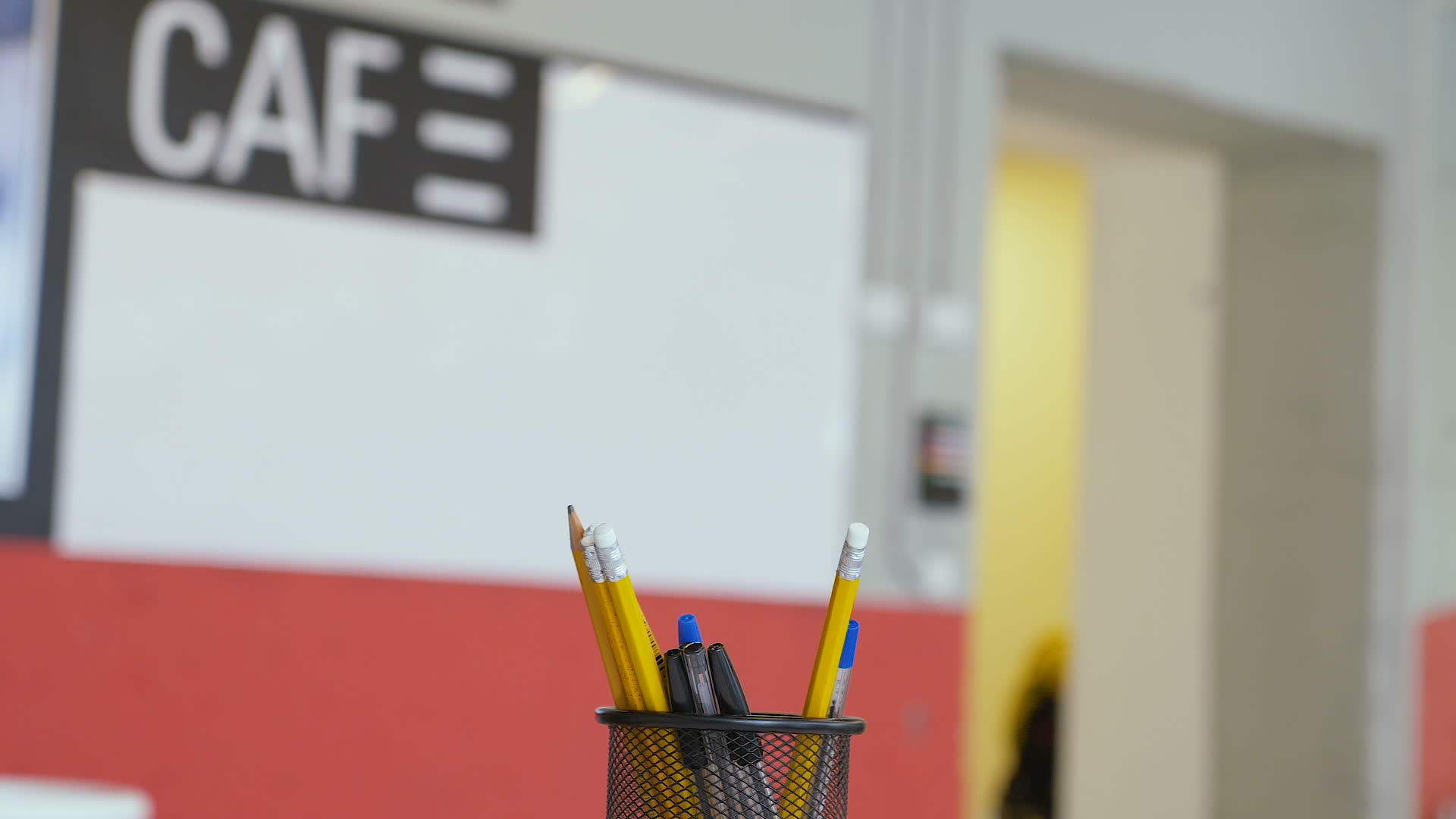 教室里有铅笔和铅笔的金属黑盒子视频的预览图