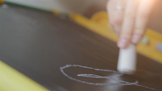 女人用粉笔在黑板上写手写的文字视频的预览图