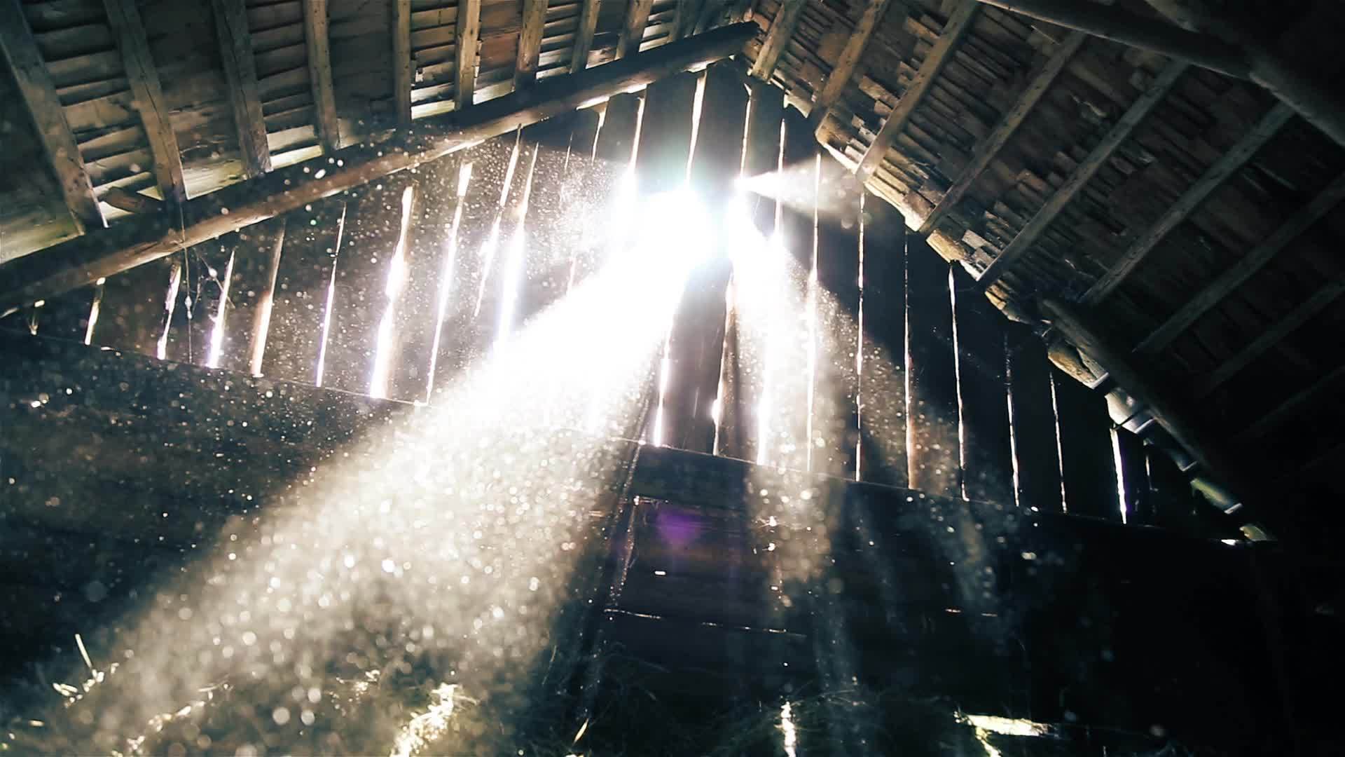 灰尘在旧谷仓阁楼的阳光下视频的预览图