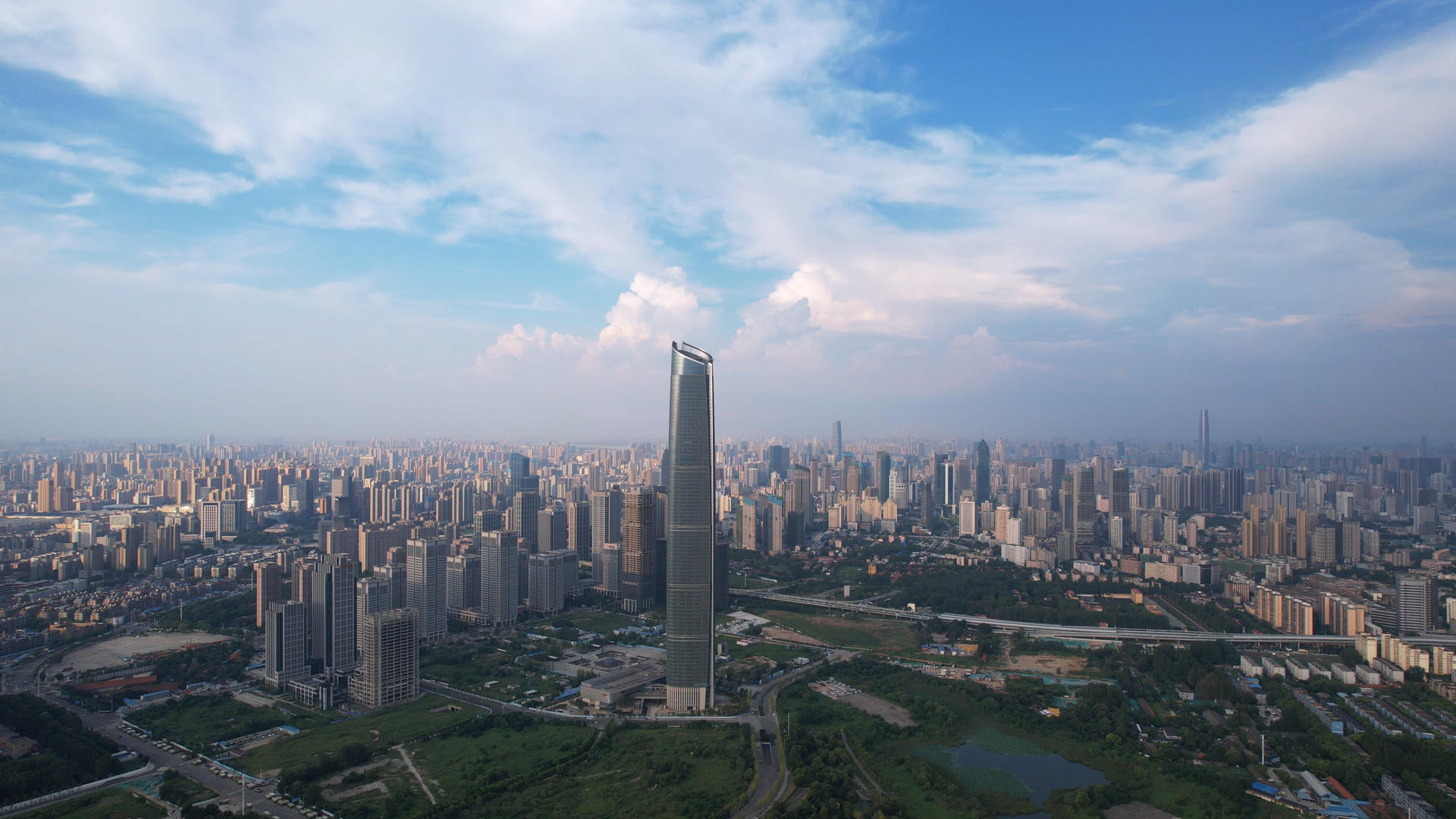 航拍城市夏天蓝天白云晴朗天空地标天际线商务建筑4k素材视频的预览图