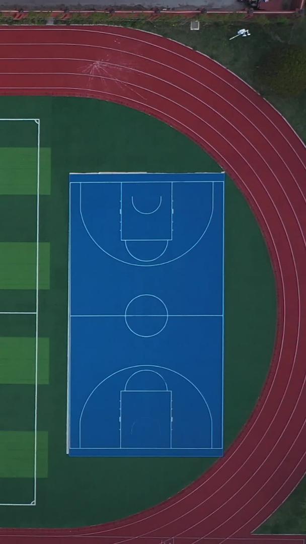 城市中学校园彩色足球场素材视频的预览图