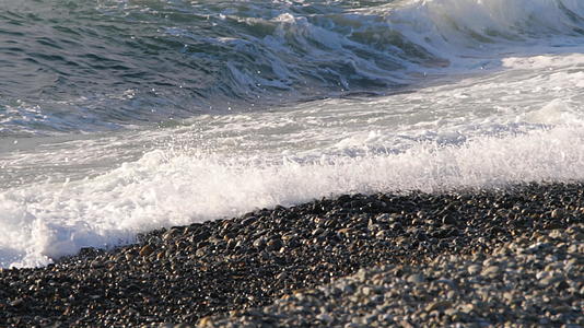 海浪滚滚到小石头沙滩上视频的预览图