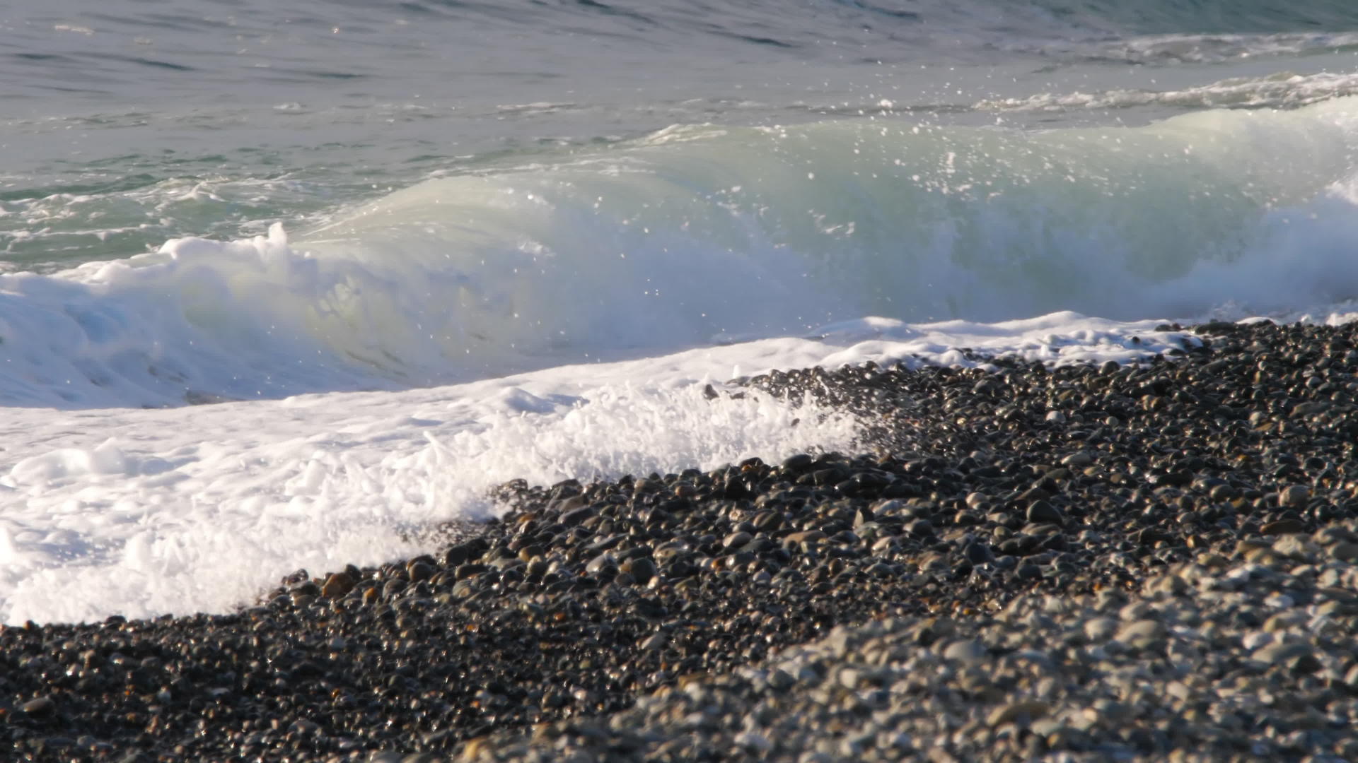 海浪滚滚到小石头沙滩上视频的预览图