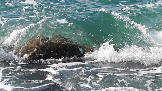 海浪在岩石上滚滚视频的预览图