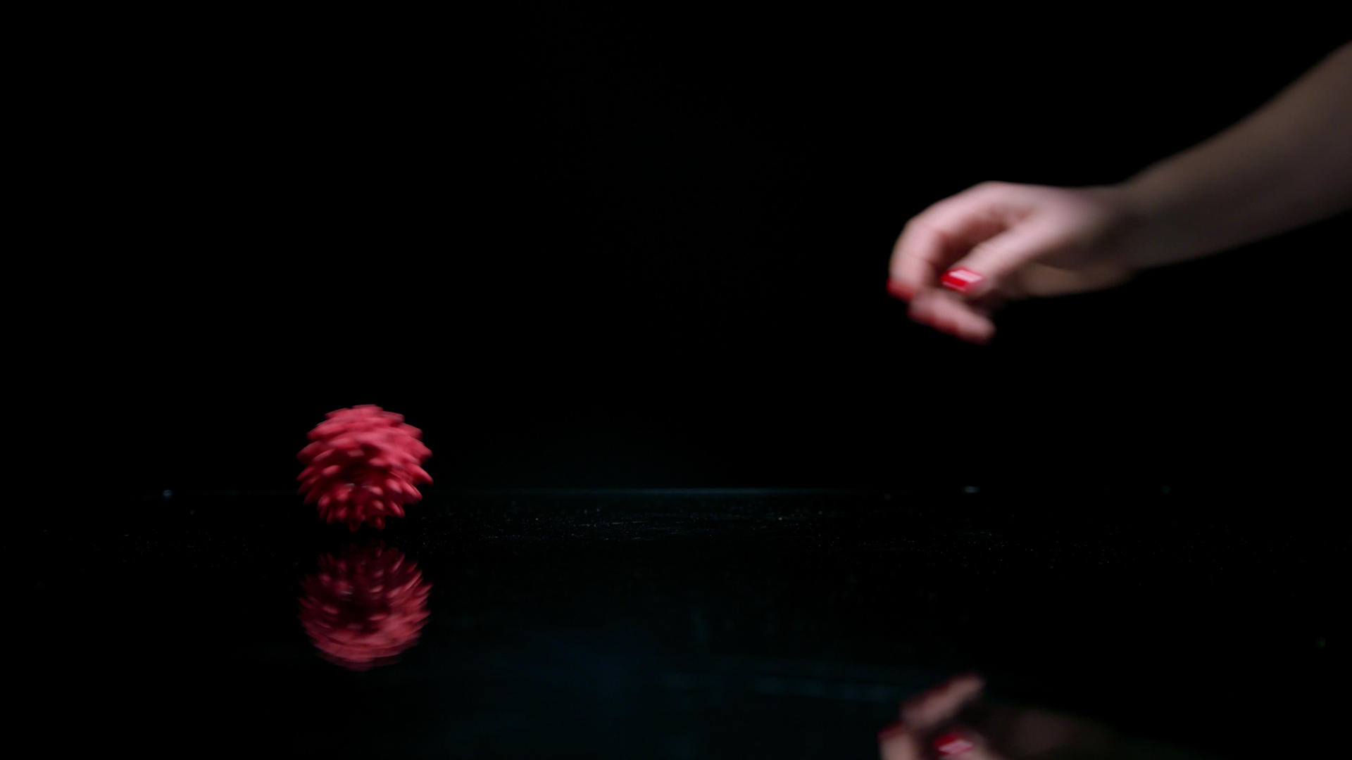 女性手卷红球视频的预览图