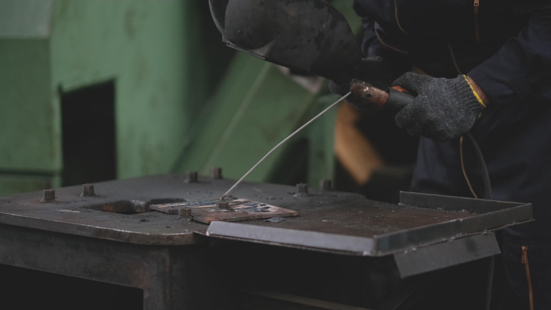 工厂工人、技术人员或工程师在工作场所焊接钢材视频的预览图