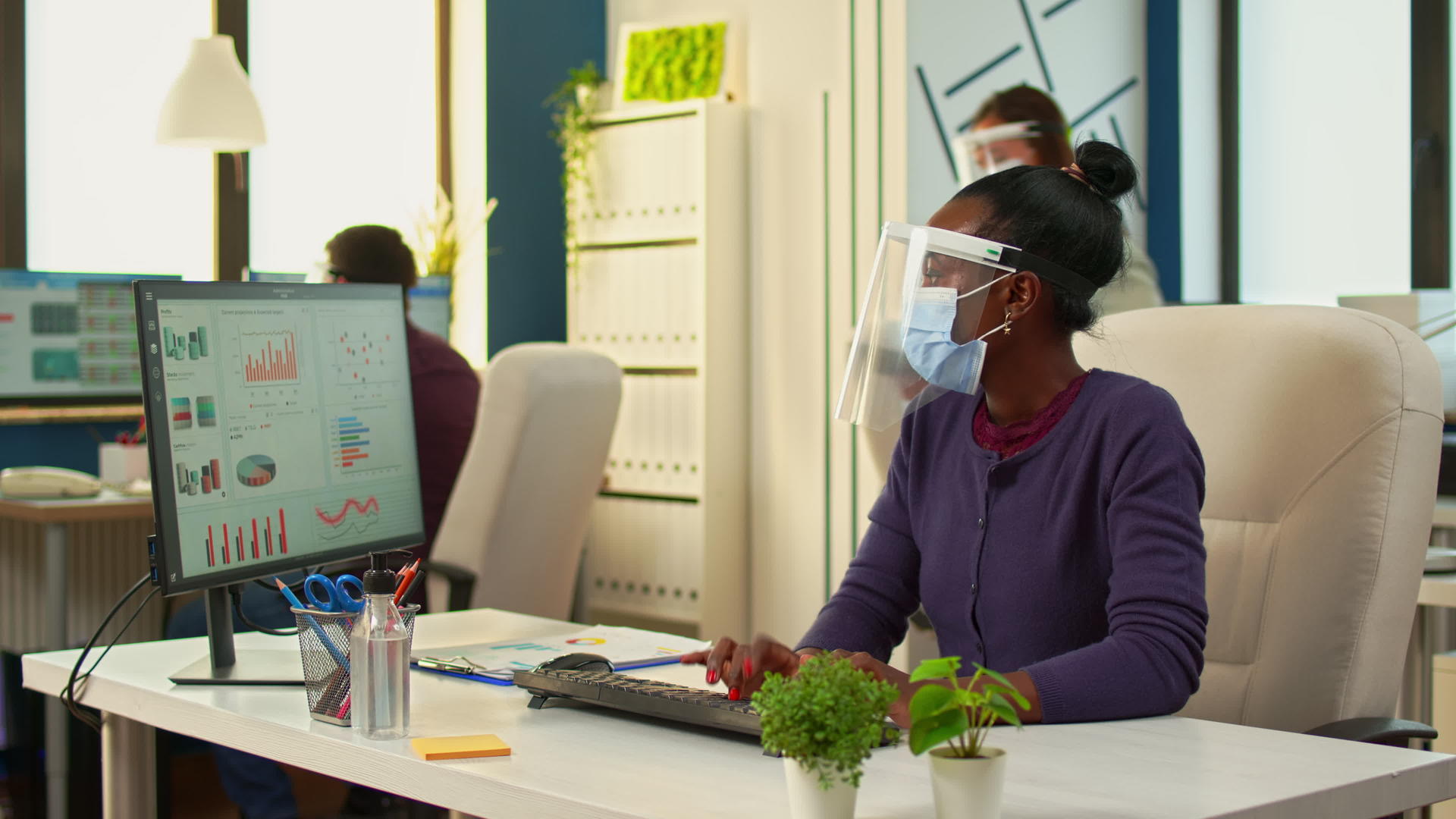 黑人黑人妇女在新的普通办公室从事计算机工作视频的预览图