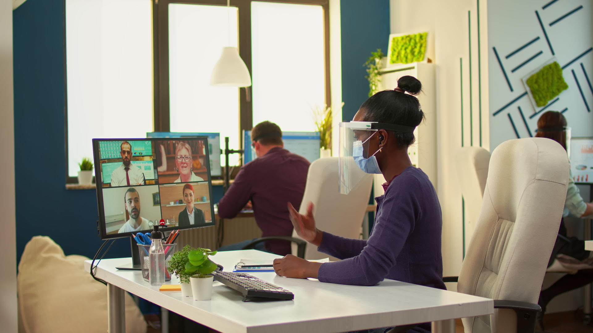 戴着面具的非洲工人在办公室电话里用视频交谈视频的预览图