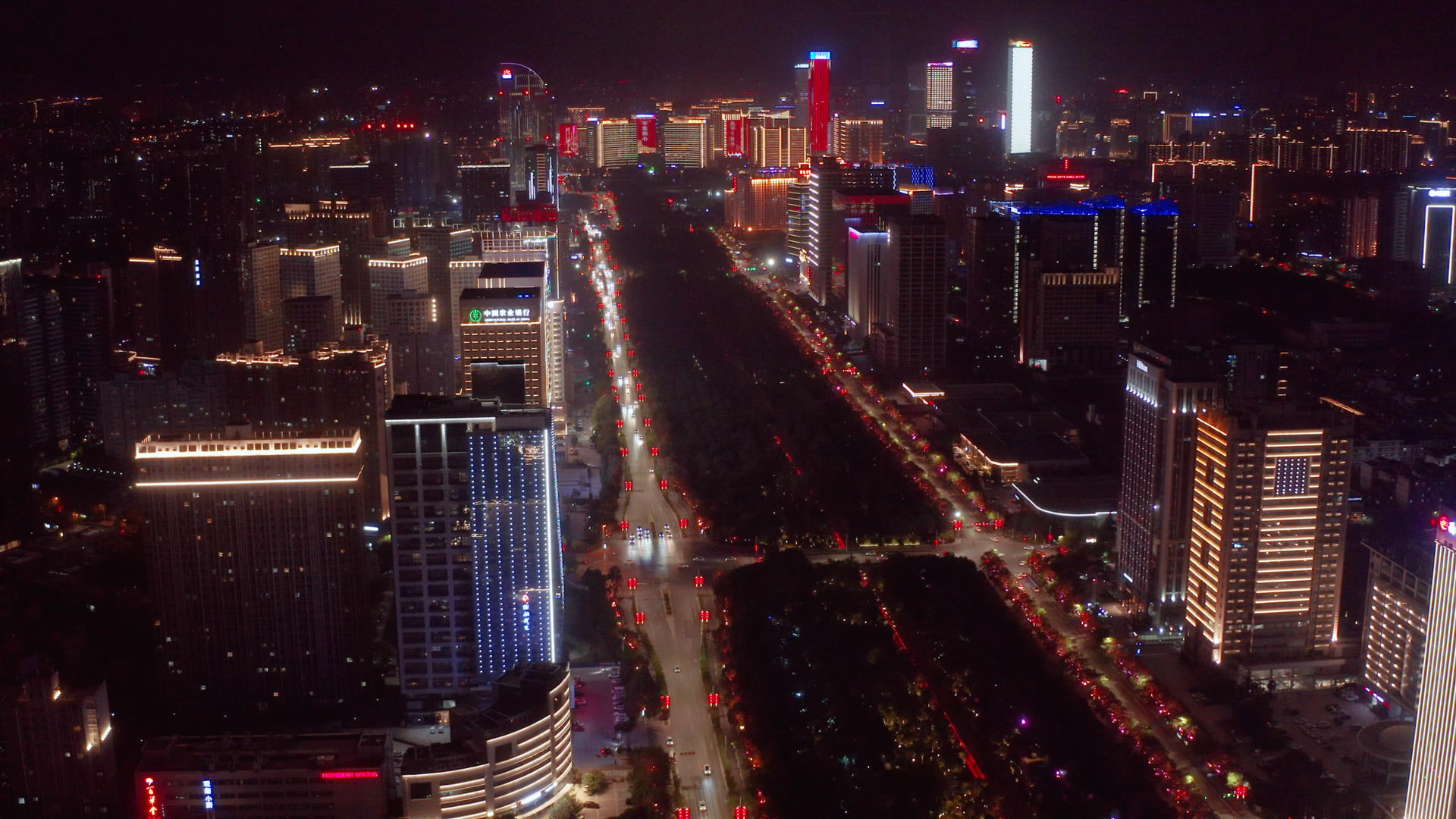 都市夜景4K航拍视频的预览图