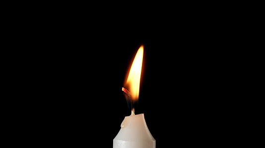 黑色背面燃烧的白色蜡烛用手指灭火视频的预览图