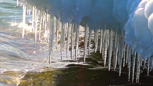 冰冰在冰冷的黑海中闪耀视频的预览图