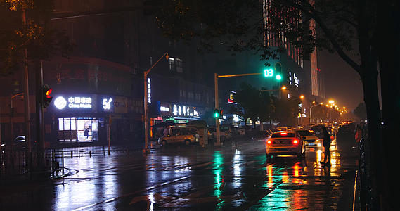 4K雨夜红绿灯交通车流夜晚交通十字路口视频的预览图