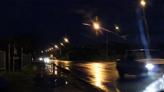 汽车在夜间下雨时行驶视频的预览图