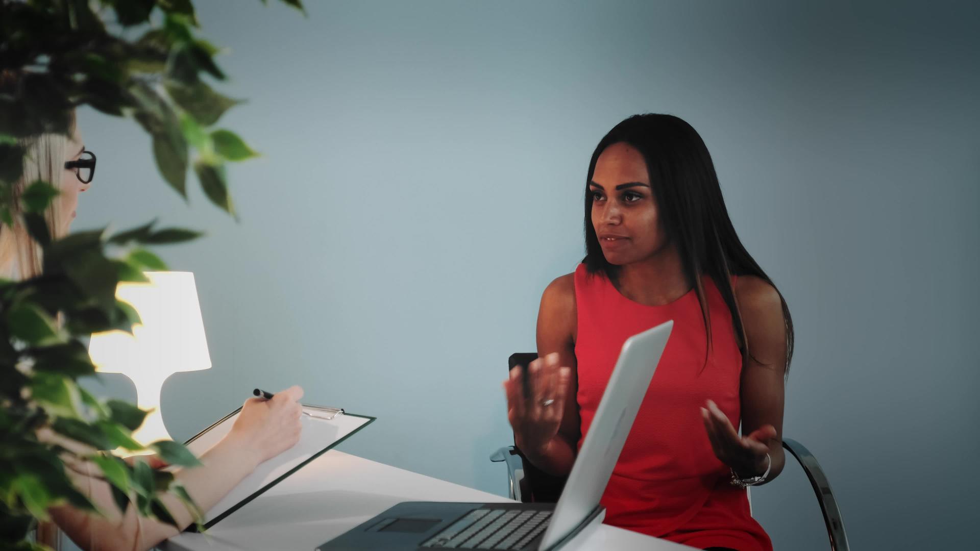 女性黑人女性患者与女性心理学家有共同问题视频的预览图