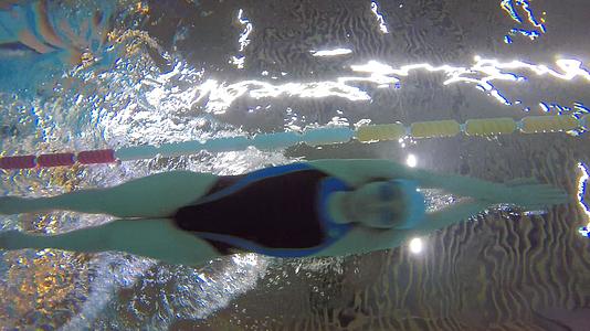 4K水底仰拍运动员素材视频的预览图