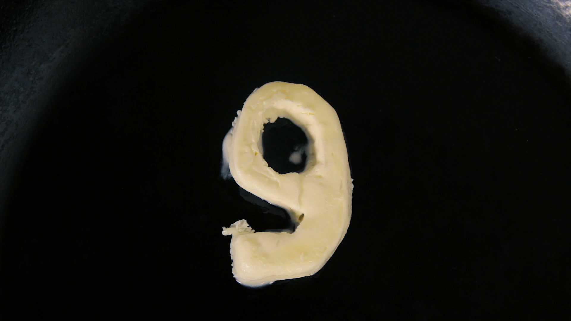 黄油倒计时动画从10到1的形状是热锅中的数字视频的预览图