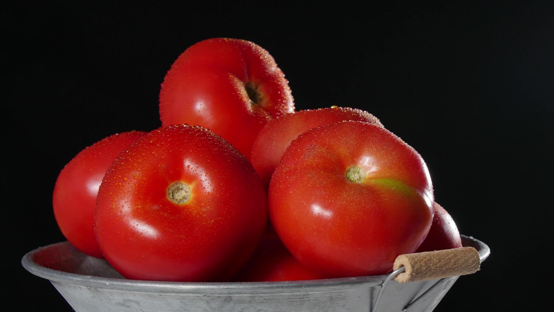 西红柿在黑色背景下旋转视频的预览图