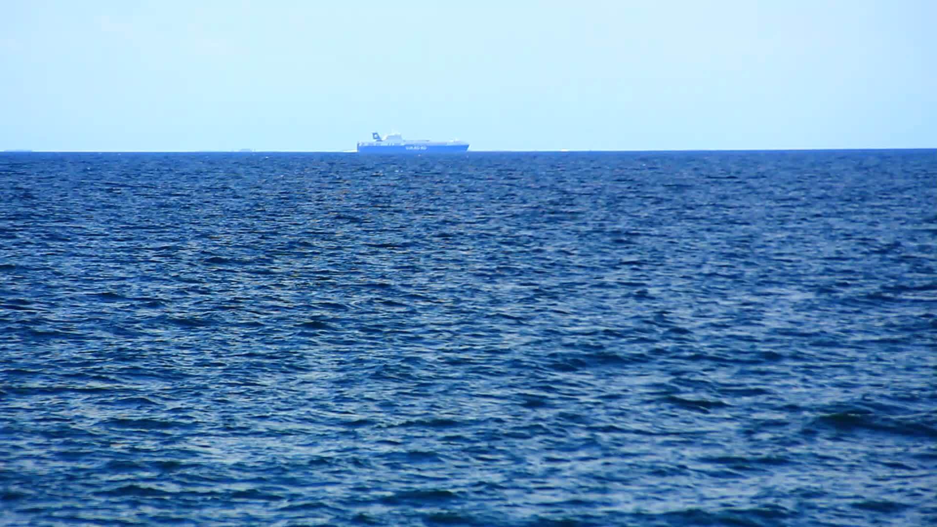 大型跨大西洋船靠近海岸视频的预览图