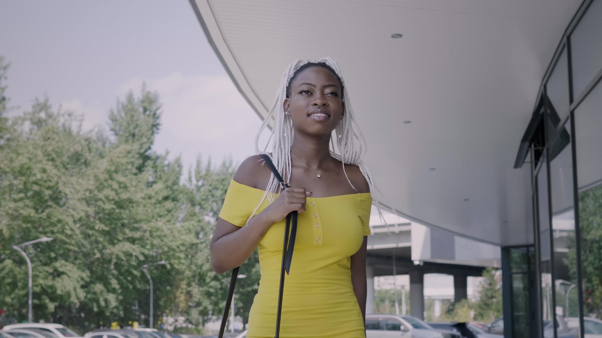 时髦的黑人女人走在街上视频的预览图