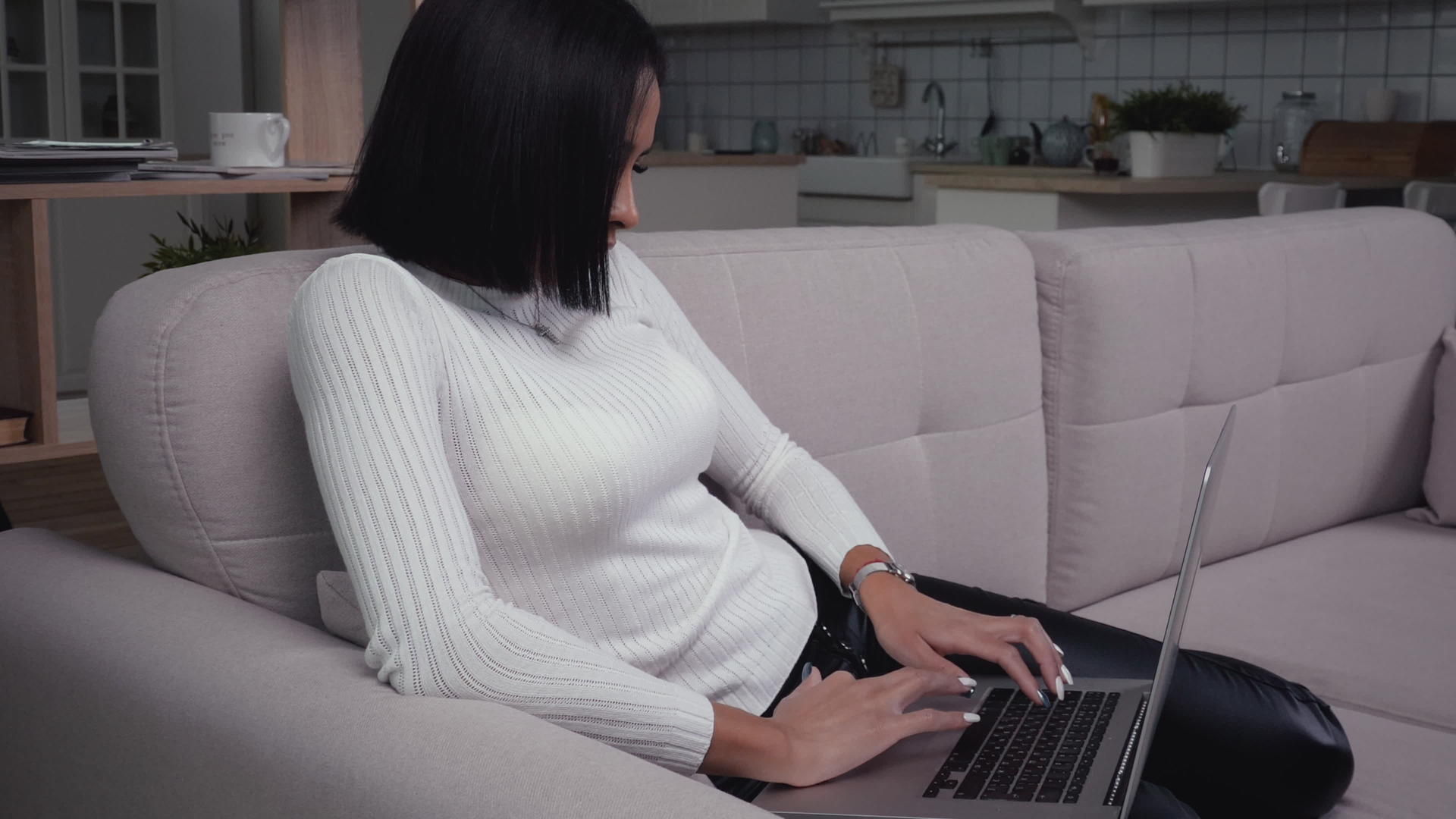 在家庭办公室工作的妇女有笔记本电脑视频的预览图