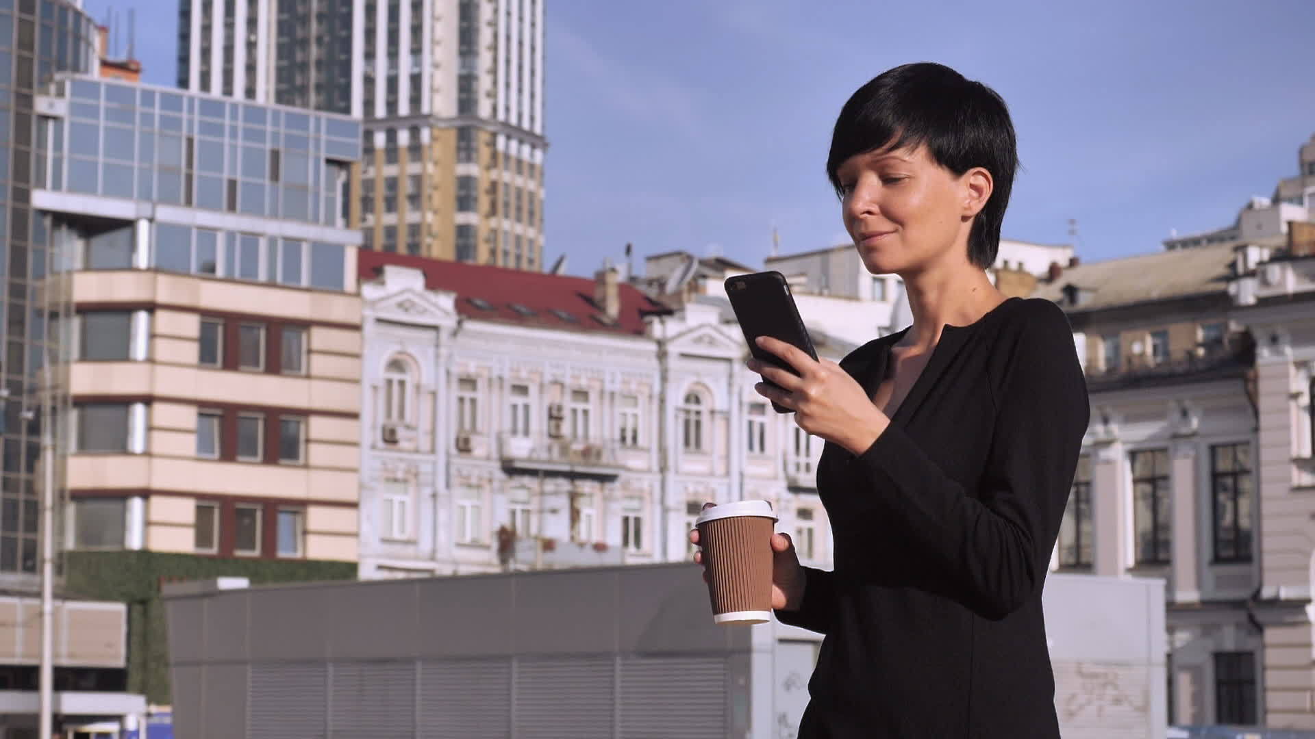 忙碌的女人用咖啡打电话视频的预览图