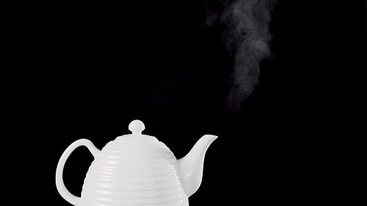 带沸水的黑本茶壶视频的预览图