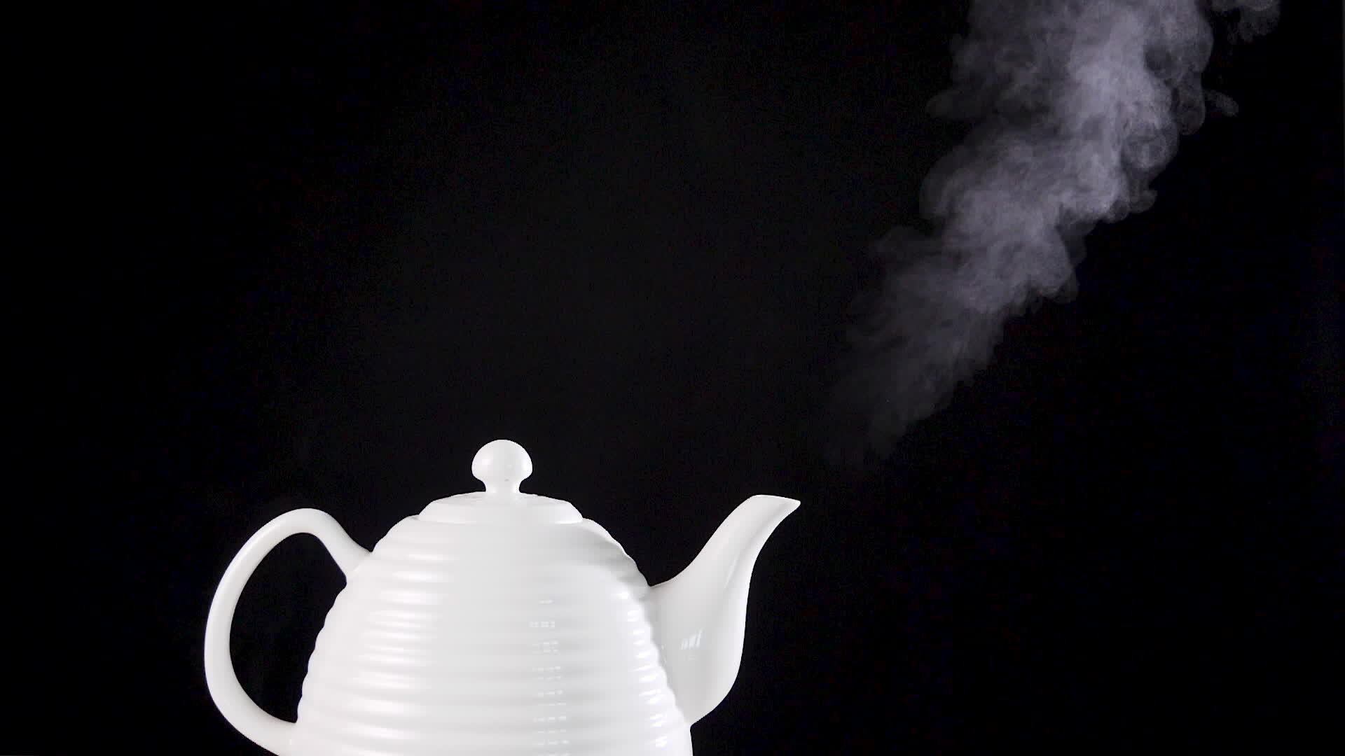 带沸水的黑本茶壶视频的预览图