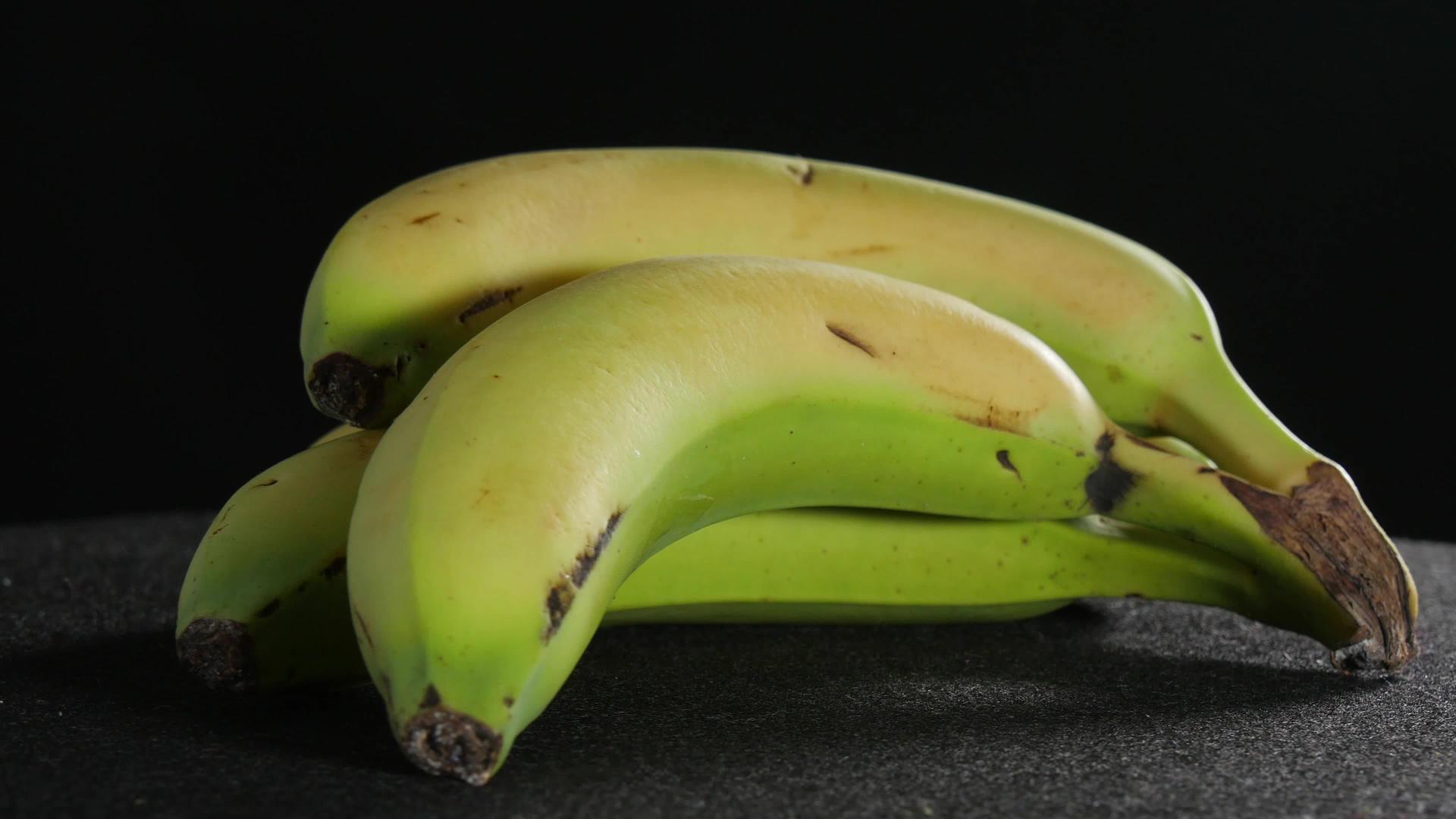 香蕉的黑色背景视频的预览图