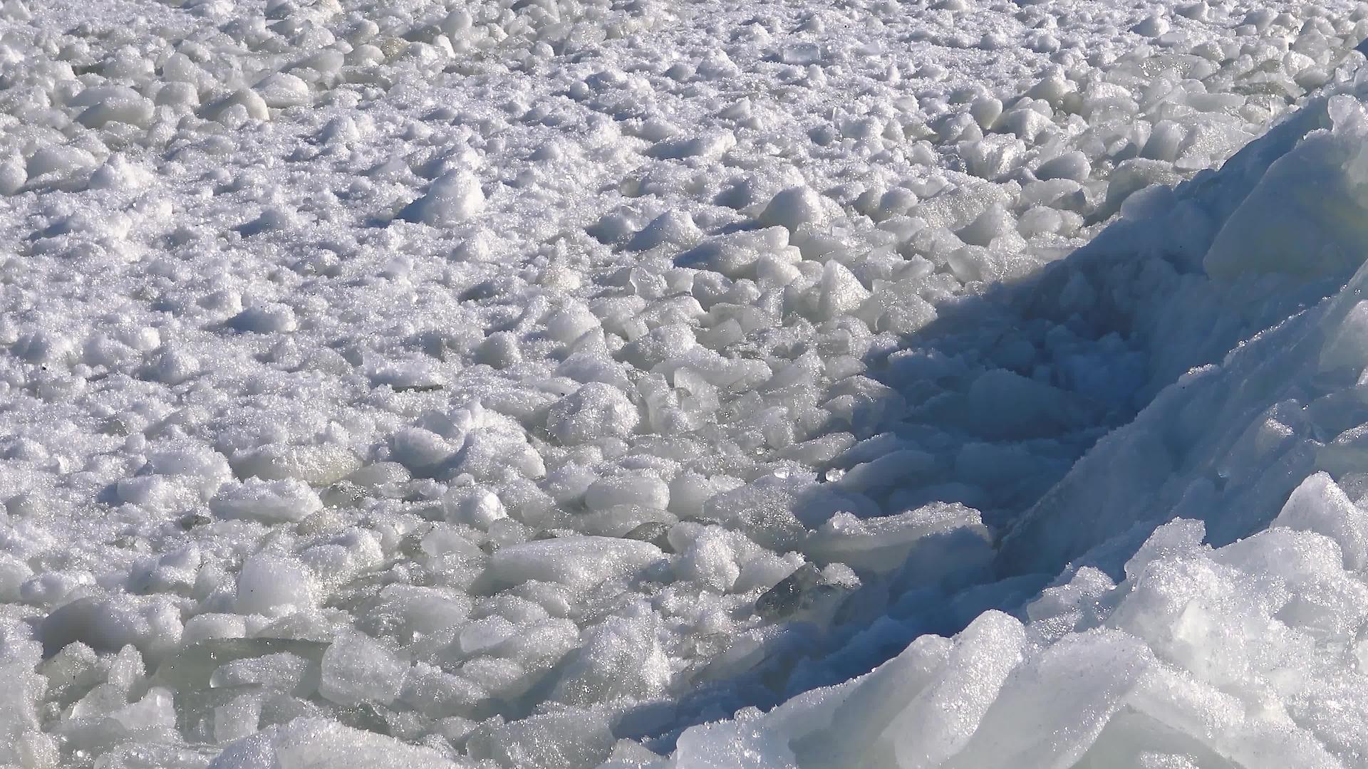 2017年海上风暴期间乌克兰敖德萨附近的黑海被冻结视频的预览图