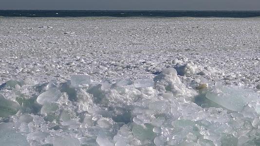 乌克兰敖德萨在海上风暴期间冻结了黑海视频的预览图
