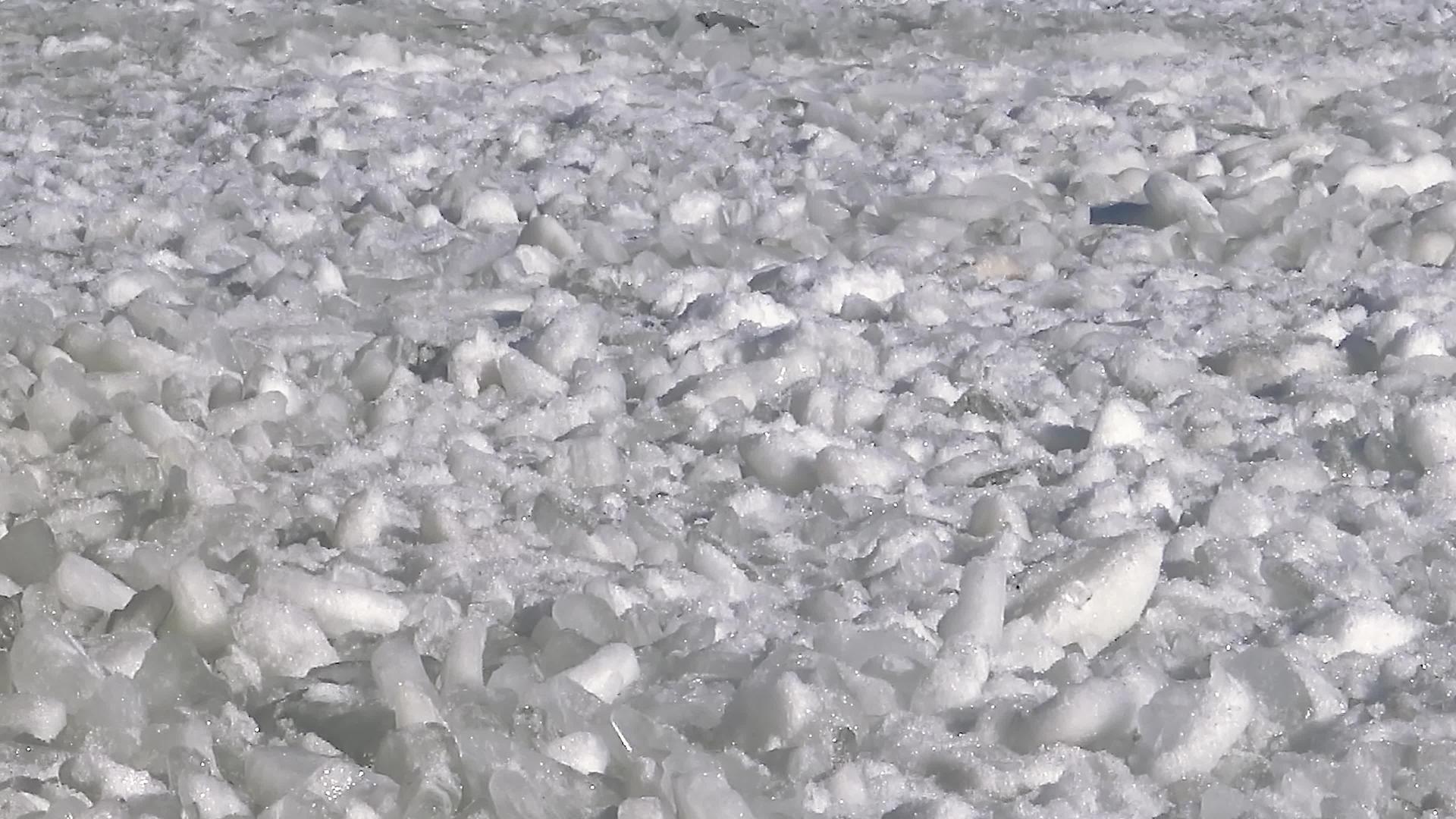 2017年海上风暴期间乌克兰敖德萨附近的黑海被冻结视频的预览图