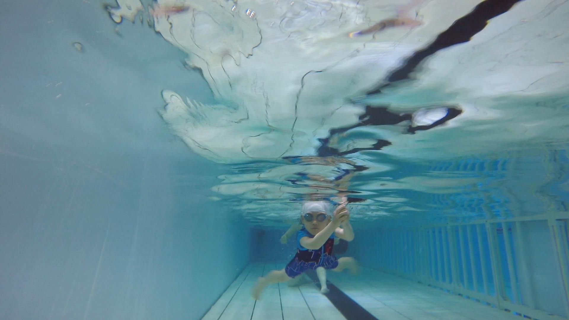 4K水底儿童游泳素材视频的预览图