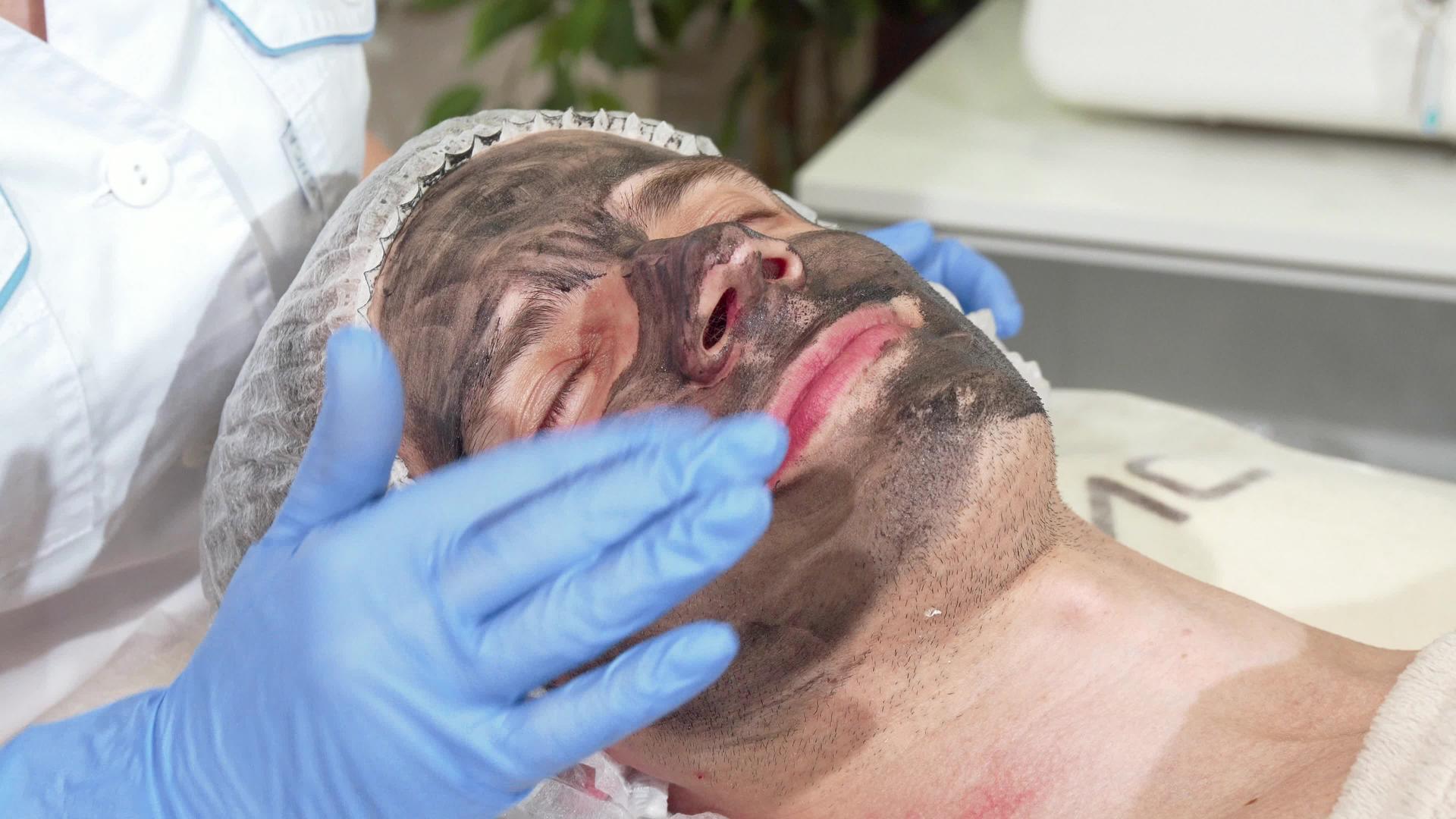 面部美容科学家为男性客户准备面部碳剥皮视频的预览图