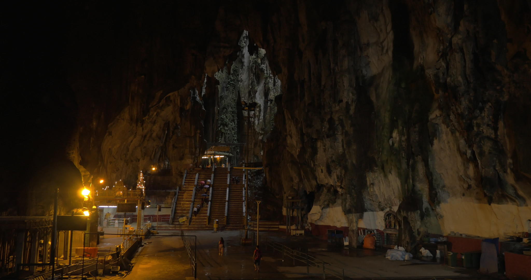 在巴图洞穴中马来西亚人看到洞穴中有石化物和寺庙视频的预览图