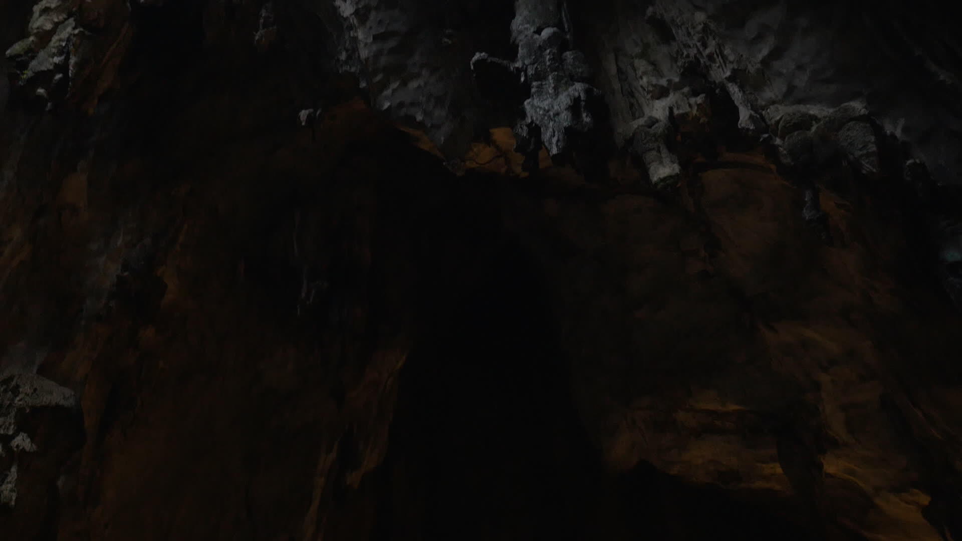 马来西亚人看到巴图洞穴中的石化物和stalagmites视频的预览图