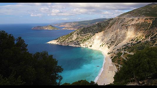 米尔托斯海滩以俯瞰凯法利尼亚岛、凯法利尼亚岛和希腊而闻名视频的预览图