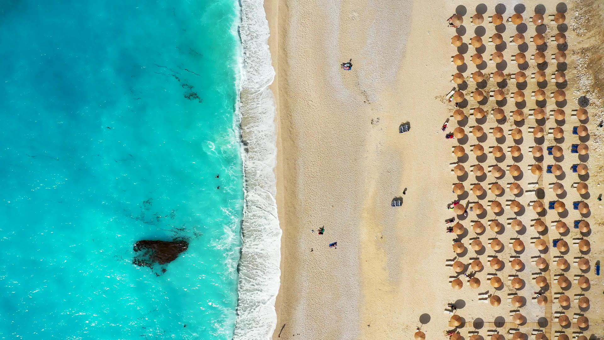 米尔托斯海滩以俯瞰凯法利尼亚岛、凯法利尼亚岛和希腊而闻名视频的预览图