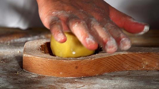 4k实拍中秋磨具制作月饼视频的预览图