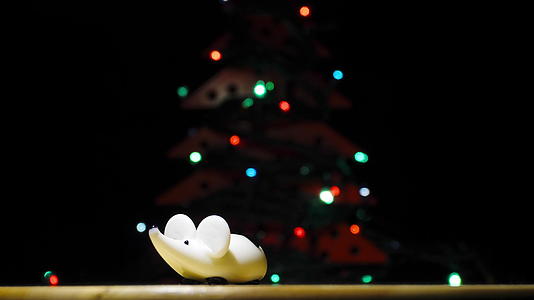 树下的圣诞老鼠视频的预览图